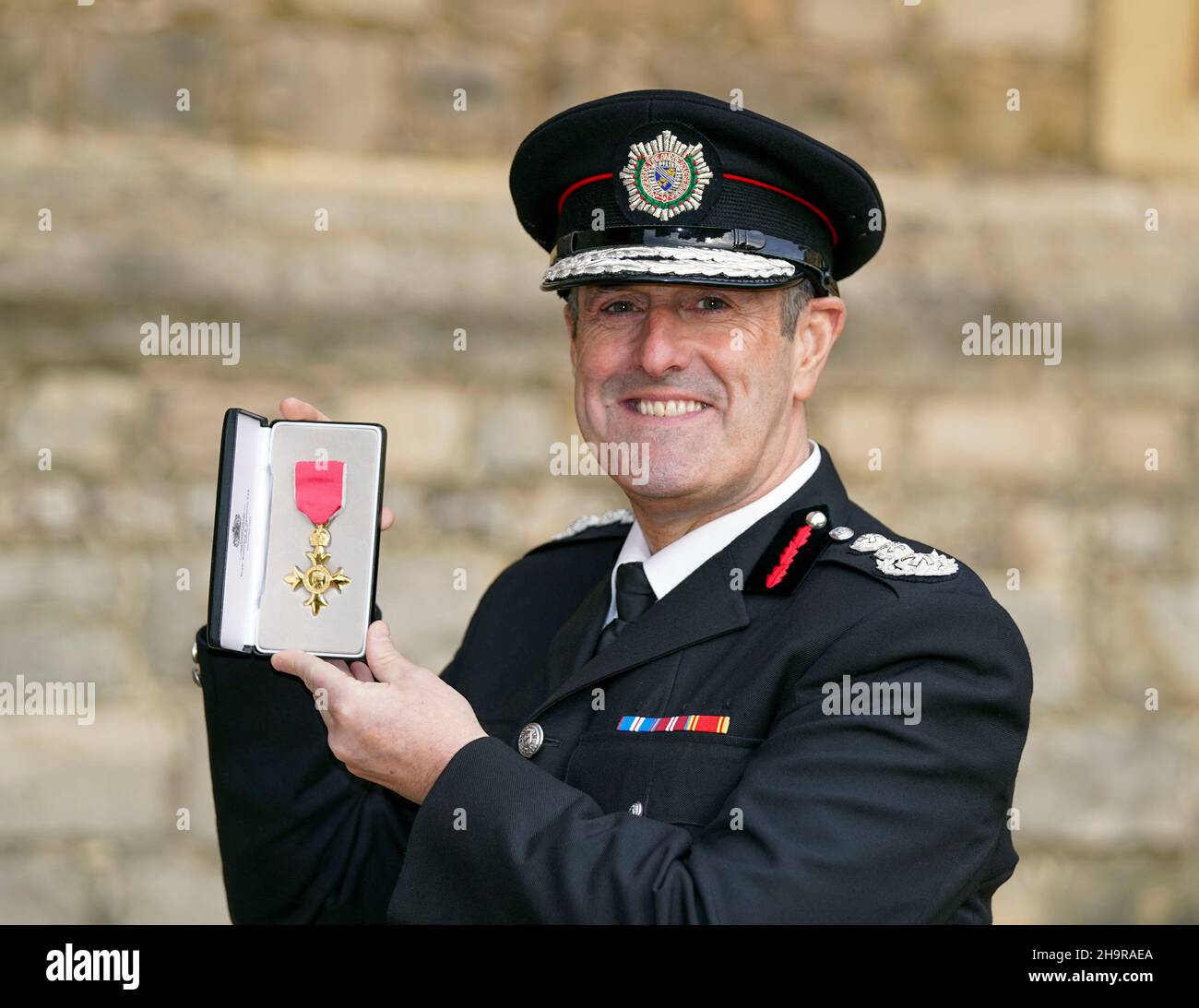 Phillip Garrigan, chef des pompiers de Merseyside Fire & Rescue Service, a reçu son prix après avoir été nommé officier de l'ordre de l'Empire britannique par le Prince de Galles lors d'une cérémonie d'investiture au château de Windsor.Date de la photo: Mercredi 8 décembre 2021. Banque D'Images