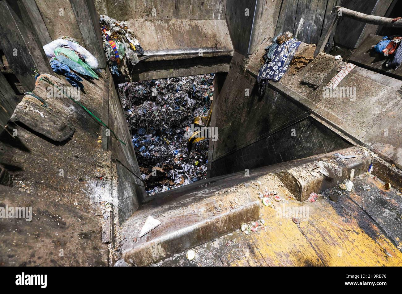 08 décembre 2021, Hambourg: Vue à travers un entonnoir dans la zone de livraison des déchets au bunker de l'usine de recyclage des déchets de Borsigstraße (MVB).Hambourg veut mieux utiliser la chaleur de la MVB - et ainsi économiser plus de 100 000 tonnes de CO2 par an.Dans le cadre du futur projet, la chaleur résiduelle de l'usine d'incinération des déchets doit être acheminée directement dans le réseau de chauffage urbain de la ville hanséatique à partir du troisième trimestre de 2022.Photo: Christian Charisius/dpa Banque D'Images