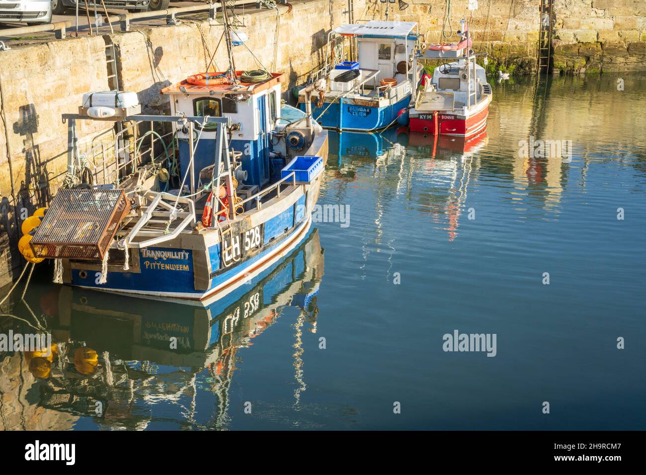 Bateaux de pêche amarrés dans le port de Pittenweem, Nuke de Fife, en Écosse. Banque D'Images