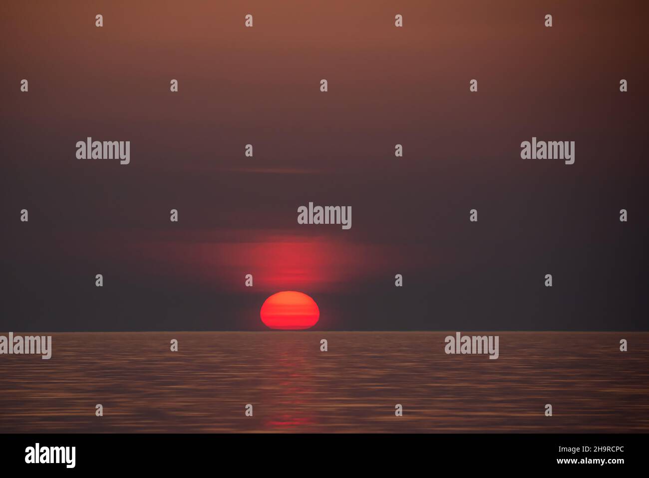 Photo à mise au point sélective.Magnifique coucher de soleil au-dessus de la mer. Banque D'Images