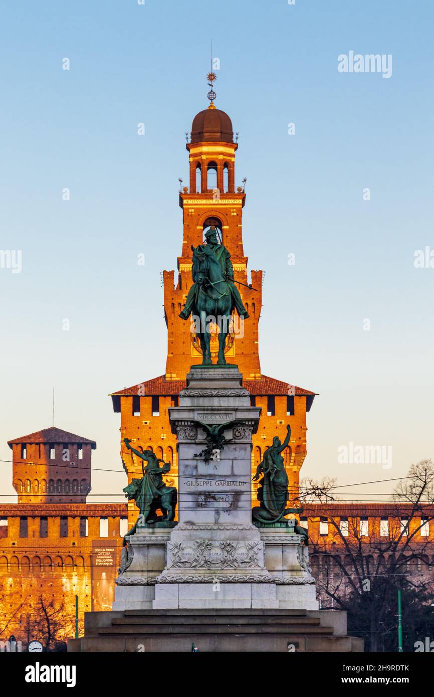 Milan, Lombardie, Italie: Monument à Giuseppe Garibaldi, en arrière-plan le château de Sforza (ou Castello Sforzesco) Banque D'Images