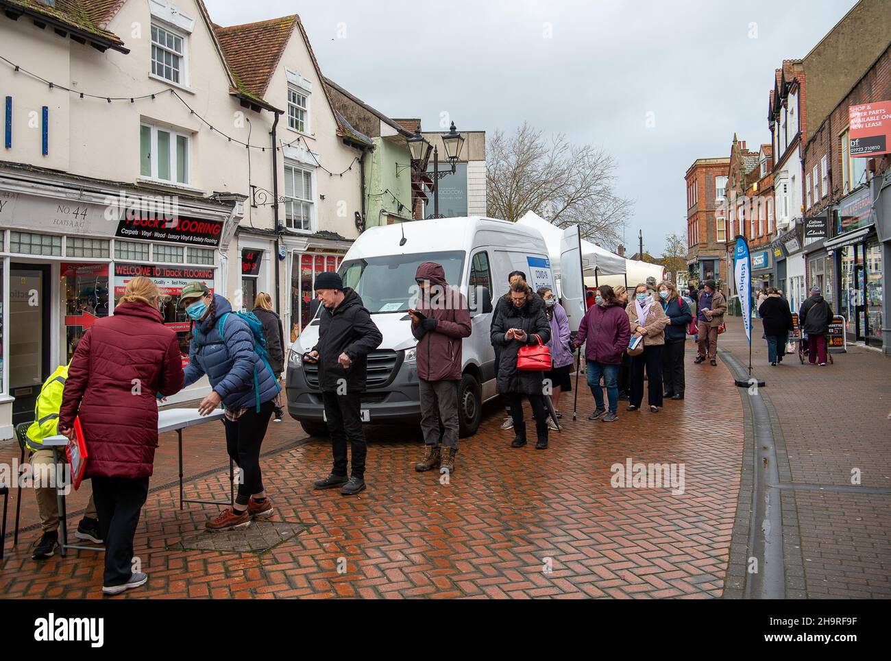 Chesham, Buckinghamshire, Royaume-Uni.8th décembre 2021.Un service mobile de vaccination NHS Health On the Move se trouvait aujourd'hui dans le centre-ville de Chesham, le jour du marché, pour fournir des vaccins Covid-19 et des injections de rappel.Il y avait des files d'attente toute la matinée car les gens étaient impatients d'obtenir leurs jabs de rappel Covid-19 avec la nouvelle variante Omicron Covid-19 ayant atteint le Royaume-Uni.Des tests gratuits sur le flux latéral Covid-19 ont également été remis aux acheteurs.Crédit : Maureen McLean/Alay Live News Banque D'Images