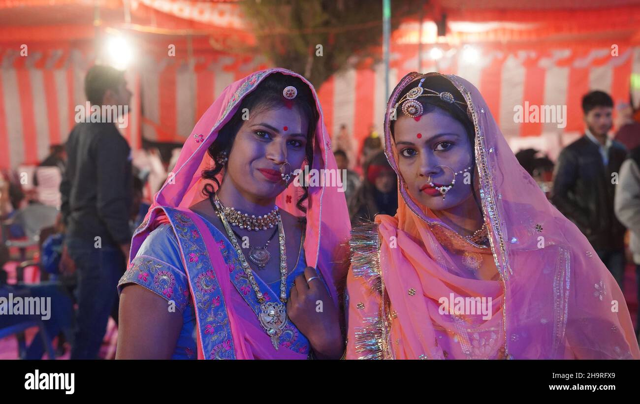 21 novembre 2021 Reengus, Rajasthan, Inde.Jeunes et belles femmes indiennes regardant l'appareil photo dans une fête de mariage. Banque D'Images