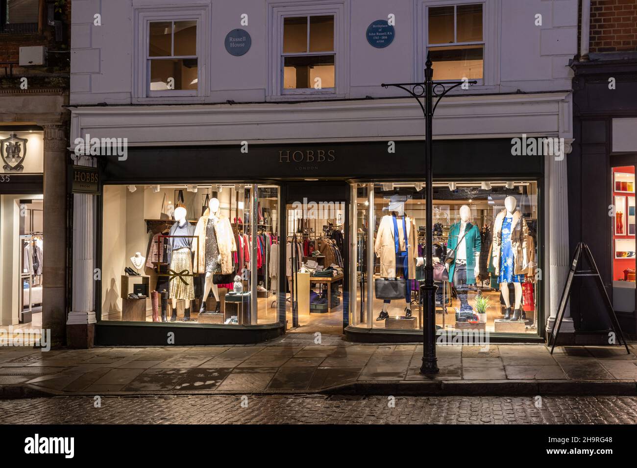 Vitrine du magasin Hobbs, magasin de vêtements pour femmes exposé de nuit sur High Street dans le centre-ville de Guildford, Surrey, Angleterre, Royaume-Uni Banque D'Images