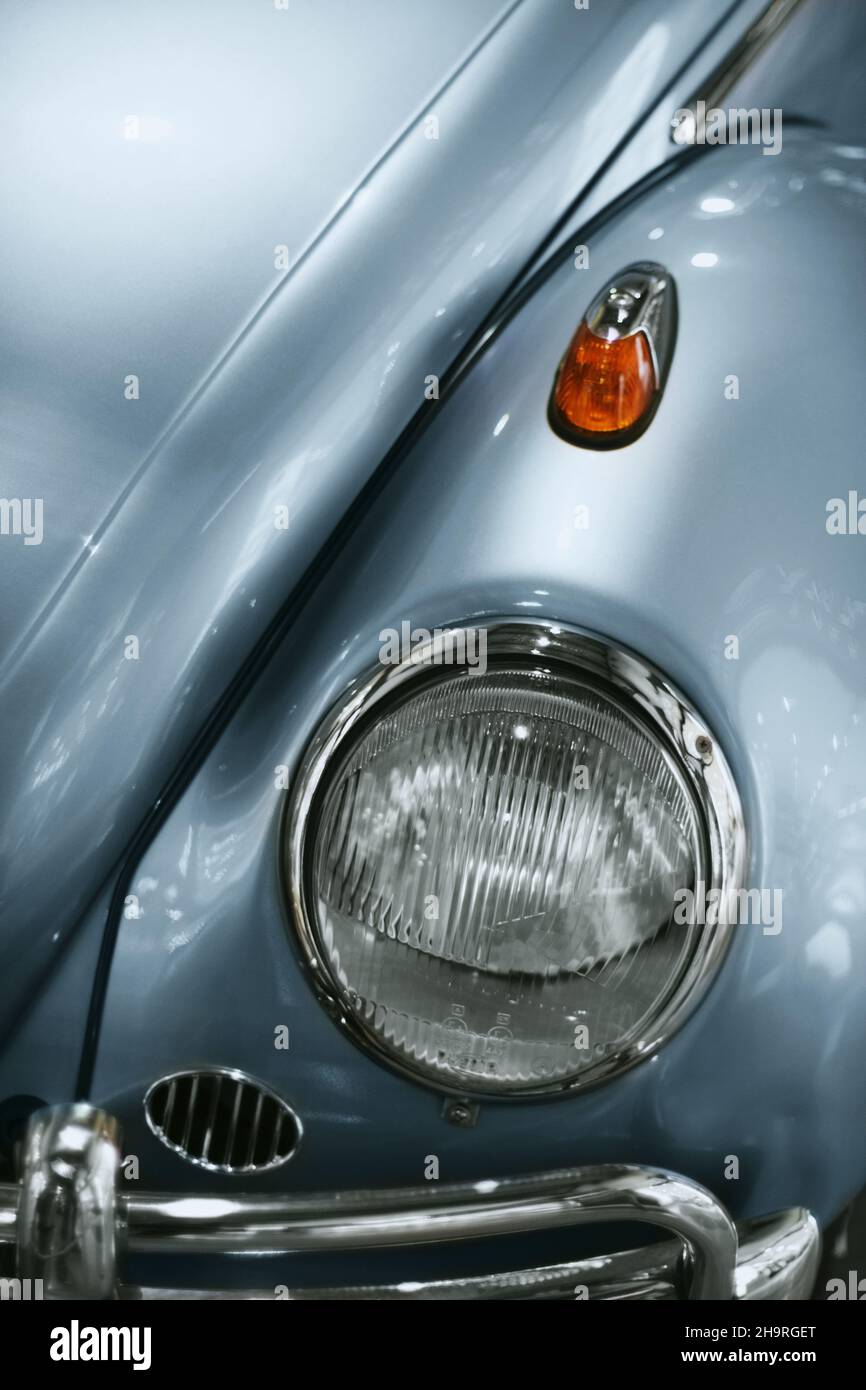 Izmir, Turquie - 21 juin 2021 : gros plan d'une lampe témoin et d'une lumière de tête bleu de coléoptère Volkswagen qui ont produit en 1963.Photo éditoriale en I Banque D'Images
