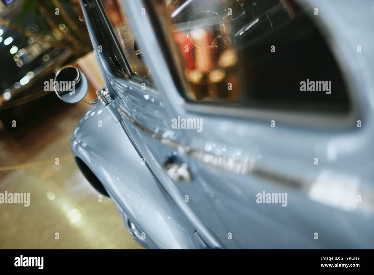 Izmir, Turquie - 21 juin 2021 : gros plan d'un miroir latéral de voiture bleu de coléoptère Volkswagen produit en 1963.Éditorial tourné à Izmir Turquie. Banque D'Images