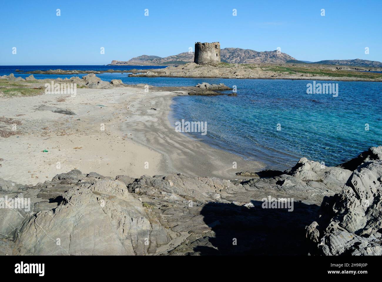 Vue sur la plage de la Pelosetta, l'île de la Pelosa et sa tour, en arrière-plan sur l'île d'Asinara Banque D'Images