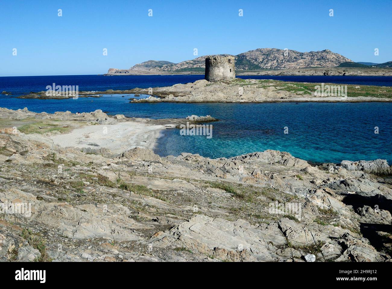 Vue sur la plage de la Pelosetta, l'île de la Pelosa et sa tour, en arrière-plan sur l'île d'Asinara Banque D'Images