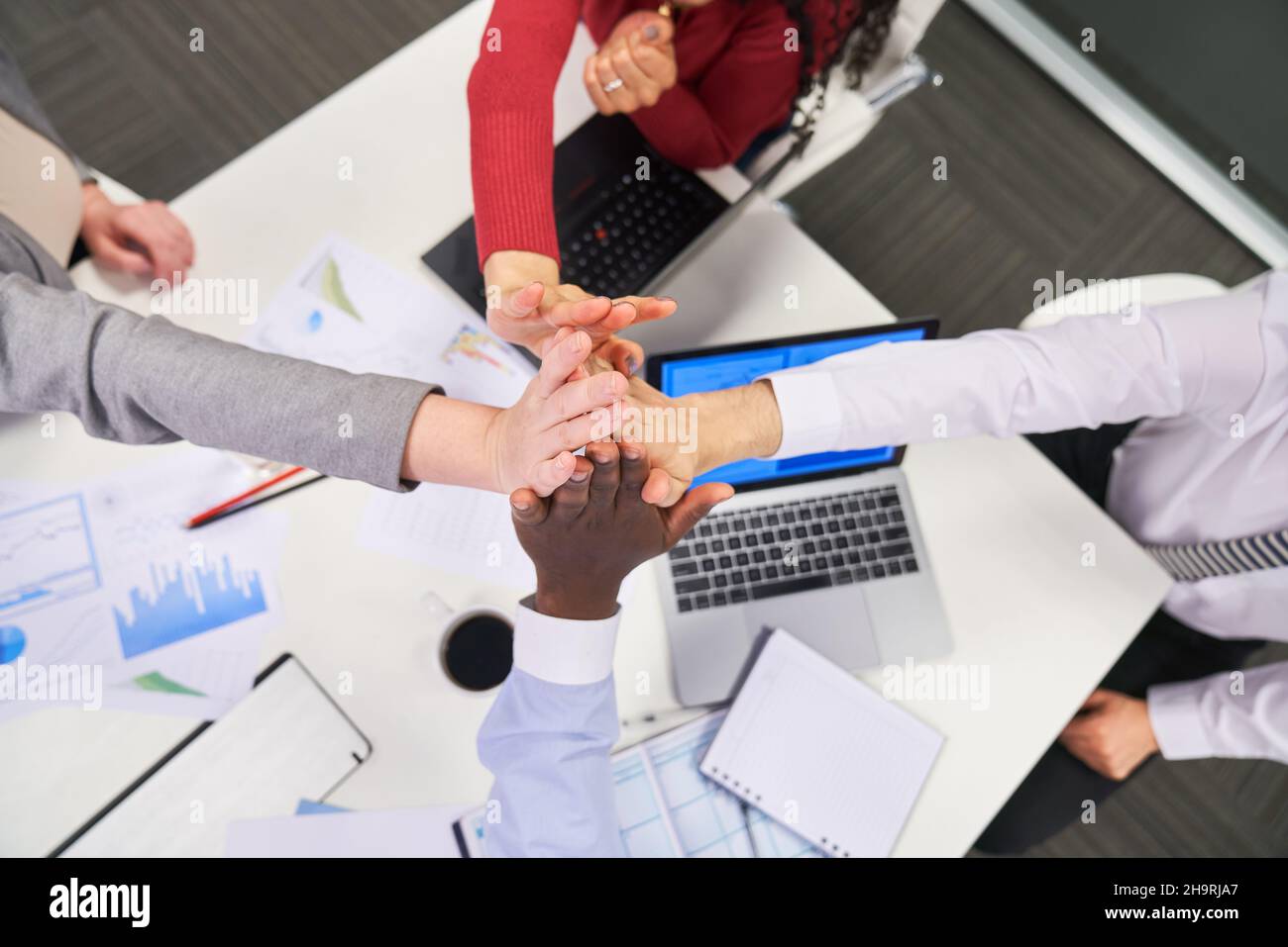 Les mains des gens d'affaires qui donnent les cinq hauts comme un symbole pour l'approbation et le renforcement d'équipe Banque D'Images