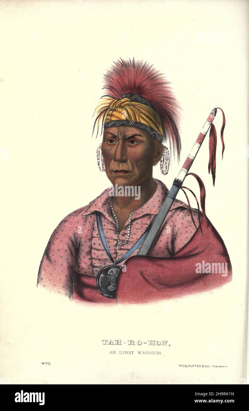 TAH-RO-Hon, un guerrier d'Ioway.L'Ioway (Iowa) est un peuple Siouan amérindien qui vit au Kansas et au Nebraska ou en Oklahoma par Charles Bird King de l'histoire des tribus indiennes de l'Amérique du Nord ca.1837-1844, lithographie sur papier couleur main, publiée par McKenney et Hall Banque D'Images
