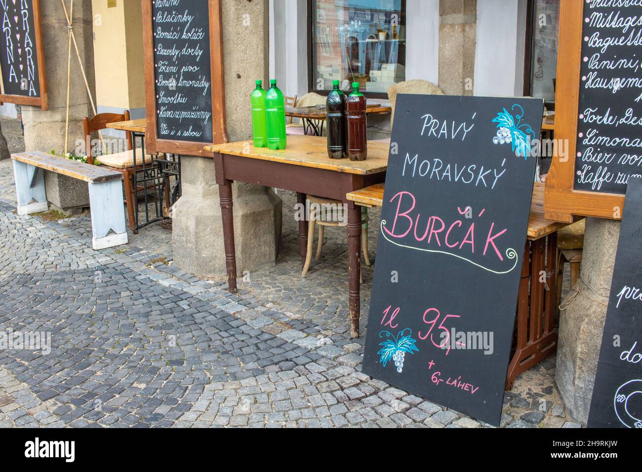 jindrichuv hradec, république tchèque - 23 octobre 2021: vente par rue de burcak, mot tchèque pour moût de raisin partiellement fermenté ou nouveau vin jeune Banque D'Images