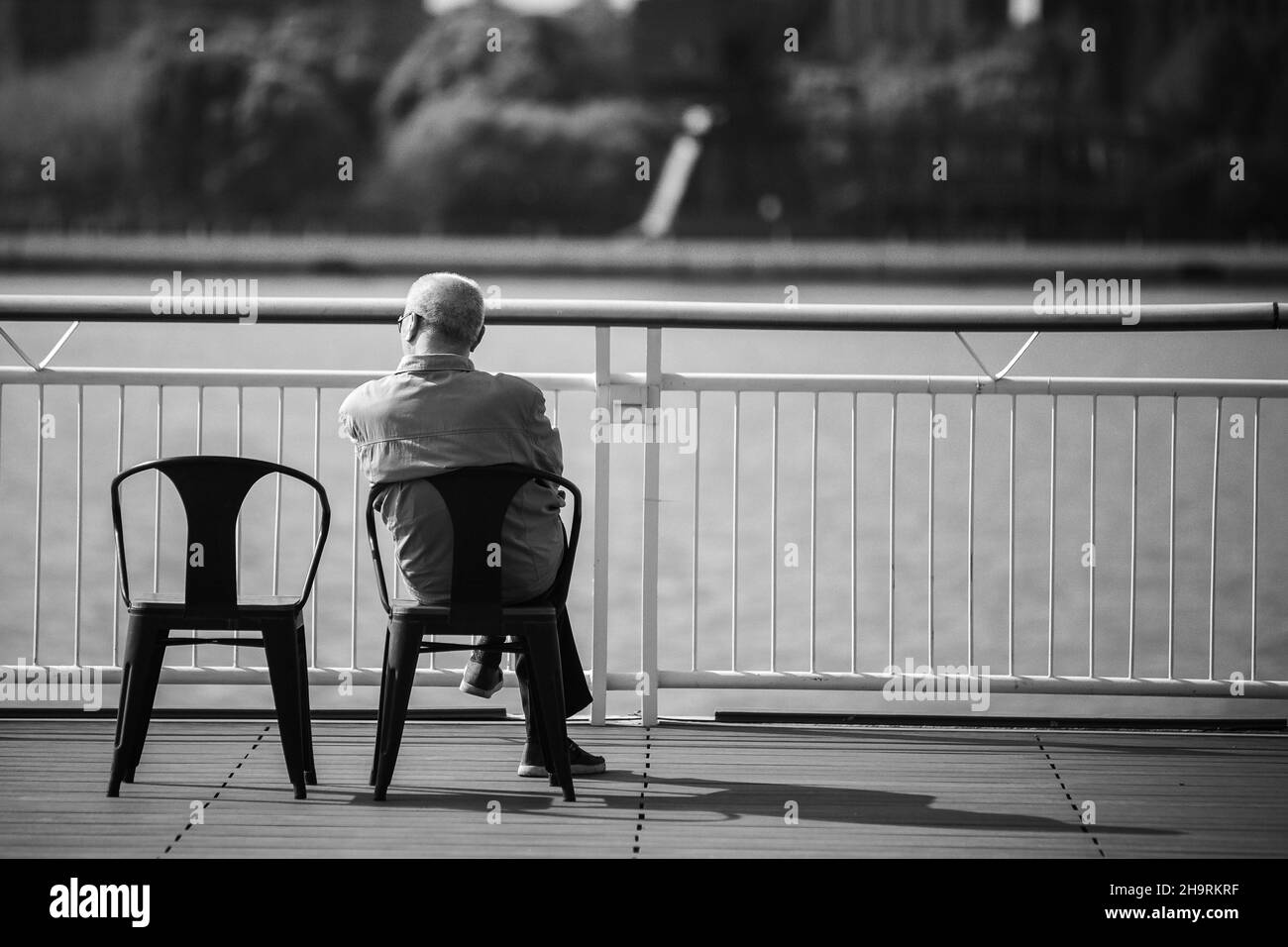 Un vieil homme attendant sa femme, assis près du fleuve huangpu, l'été, Shanghai Banque D'Images