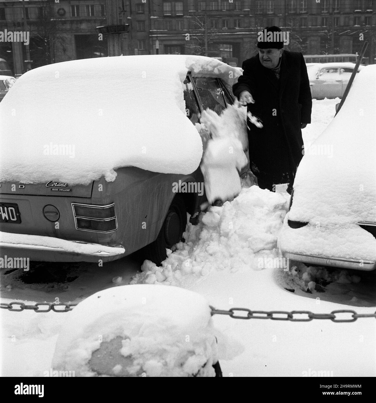 Varsovie, 1969-12.Kilkunastocentymetrowy œnieg zasypa³ samochody, ulice i place.Warszawiacy musieli zmierzyæ siê z oglomnymi zaspami œniegu.odœnie¿anie Forda Cortiny na Placu Konstytucji. pw PAP/Henryk Rosiak Dok³adny dzieñ wydarzenia nieustalony.Varsovie, décembre 1969.Plus de 10 cm de neige sont tombés en décembre.Les rues, les parcs et les places étaient couverts de neige.Photo: Enlever la neige de la Ford Cortina sur la place Konstytucji. pw PAP/Stanislaw Dabrowiecki Banque D'Images