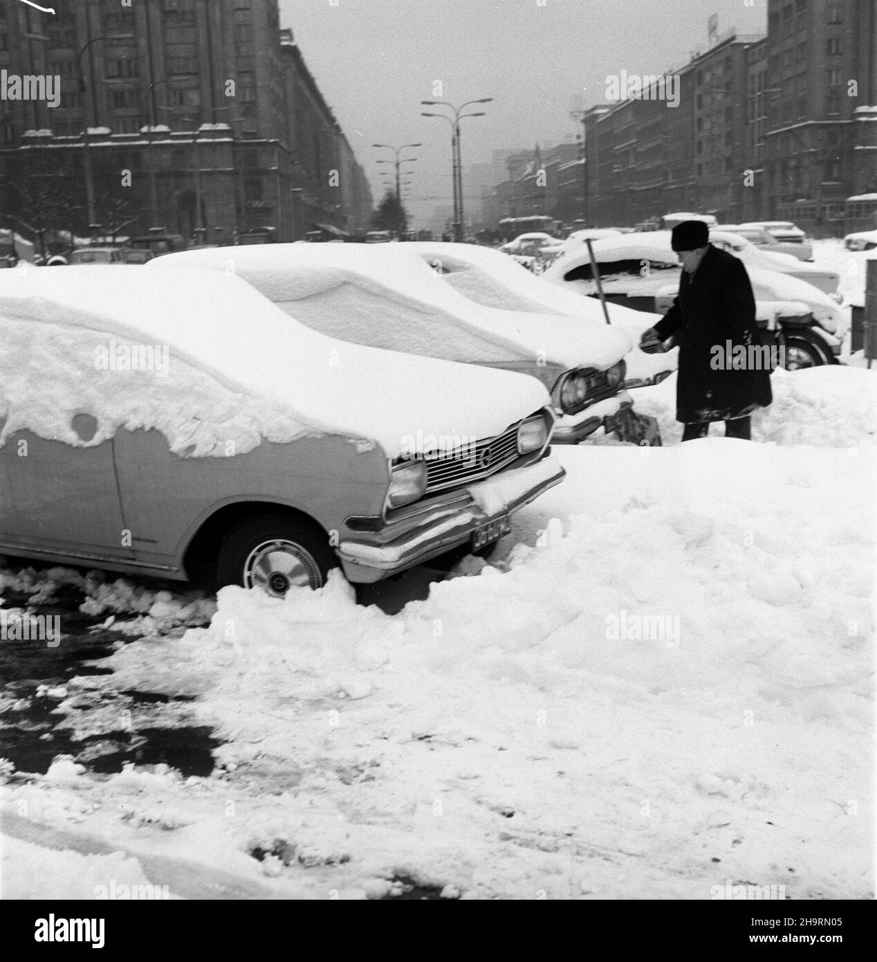 Varsovie, 1969-12.Kilkunastocentymetrowy œnieg zasypa³ samochody, ulice i place.Warszawiacy musieli zmierzyæ siê z oglomnymi zaspami œniegu.odœnie¿anie Forda Cortiny na Placu Konstytucji. pw PAP/Henryk Rosiak Dok³adny dzieñ wydarzenia nieustalony.Varsovie, décembre 1969.Plus de 10 cm de neige sont tombés en décembre.Les rues, les parcs et les places étaient couverts de neige.Photo: Enlever la neige de la Ford Cortina sur la place Konstytucji. pw PAP/Stanislaw Dabrowiecki Banque D'Images