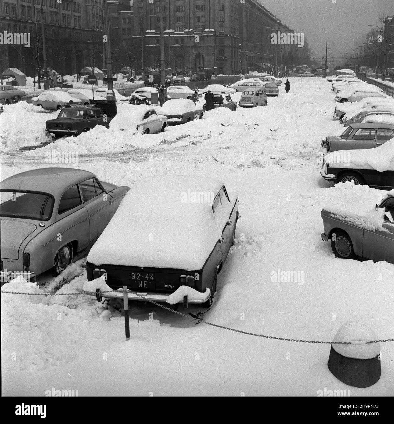 Varsovie, 1969-12.Kilkunastocentymetrowy œnieg zasypa³ samochody, ulice i place.Warszawiacy musieli zmierzyæ siê z oglomnymi zaspami œniegu.NZ. oœnie¿un samochody na Placu Konstytucji. pw PAP/Henryk Rosiak Dok³adny dzieñ wydarzenia nieustalony.Varsovie, décembre 1969.Plus de 10 cm de neige sont tombés en décembre.Les rues, les parcs et les voitures étaient couverts de neige.Il y avait d'énormes bancs de neige.Photo : voitures enneigées sur la place Konstytucji. pw Banque D'Images