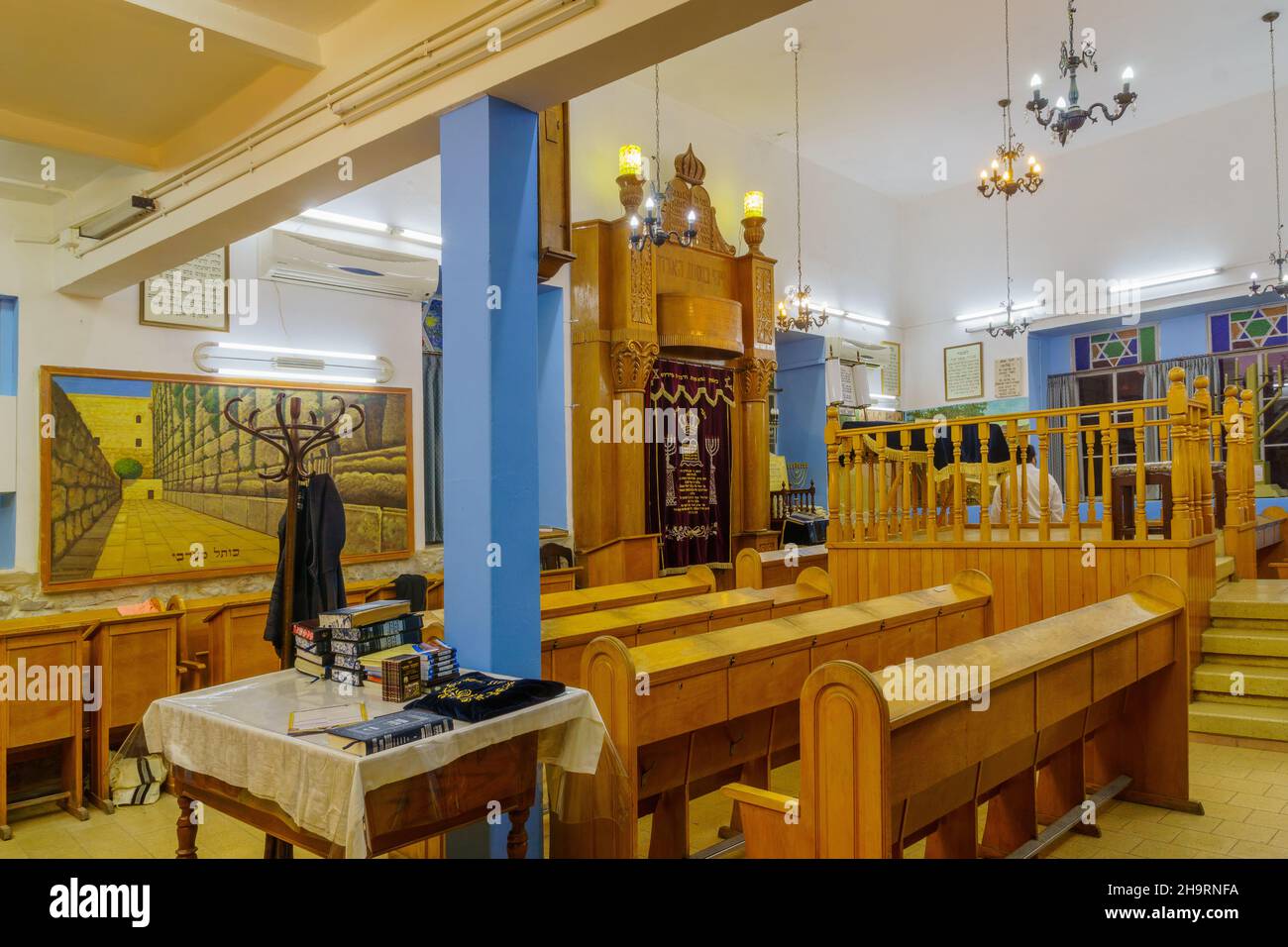 Safed, Israël - 05 décembre 2021 : vue de l'intérieur de la Beit Midrash HaAri, dans le quartier juif, la vieille ville de Safed (Tzfat), Israël Banque D'Images