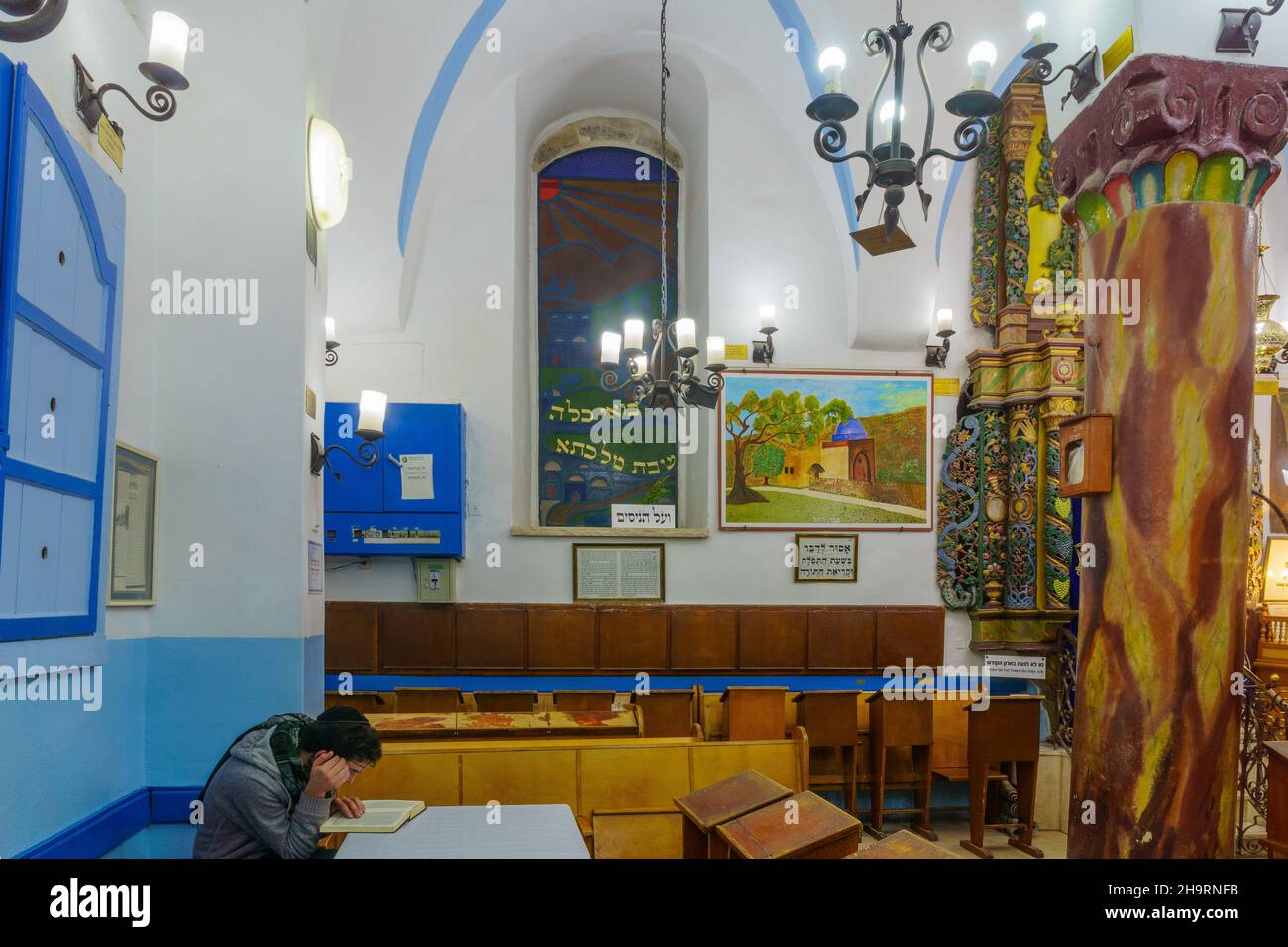 Safed, Israël - 05 décembre 2021 : vue de l'intérieur de la synagogue Ashkénaze Ari (16th siècle), avec une prière, dans le quartier juif, l'ancien c Banque D'Images