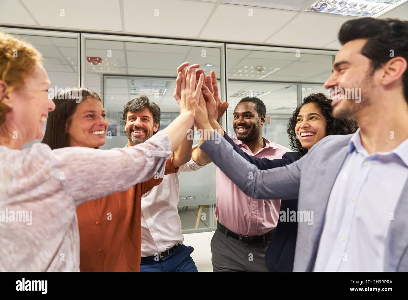 L'équipe d'affaires internationale donne cinq hauts pour la réussite et le développement d'équipe Banque D'Images