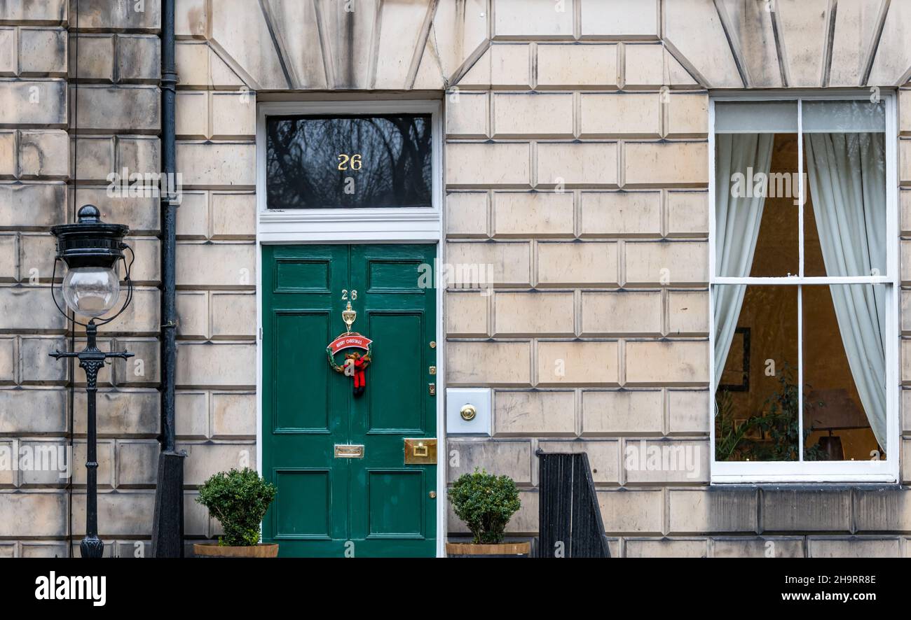 Maison de ville géorgienne peinte en vert avec couronne de Noël, Edinburgh New Town, Écosse, Royaume-Uni Banque D'Images