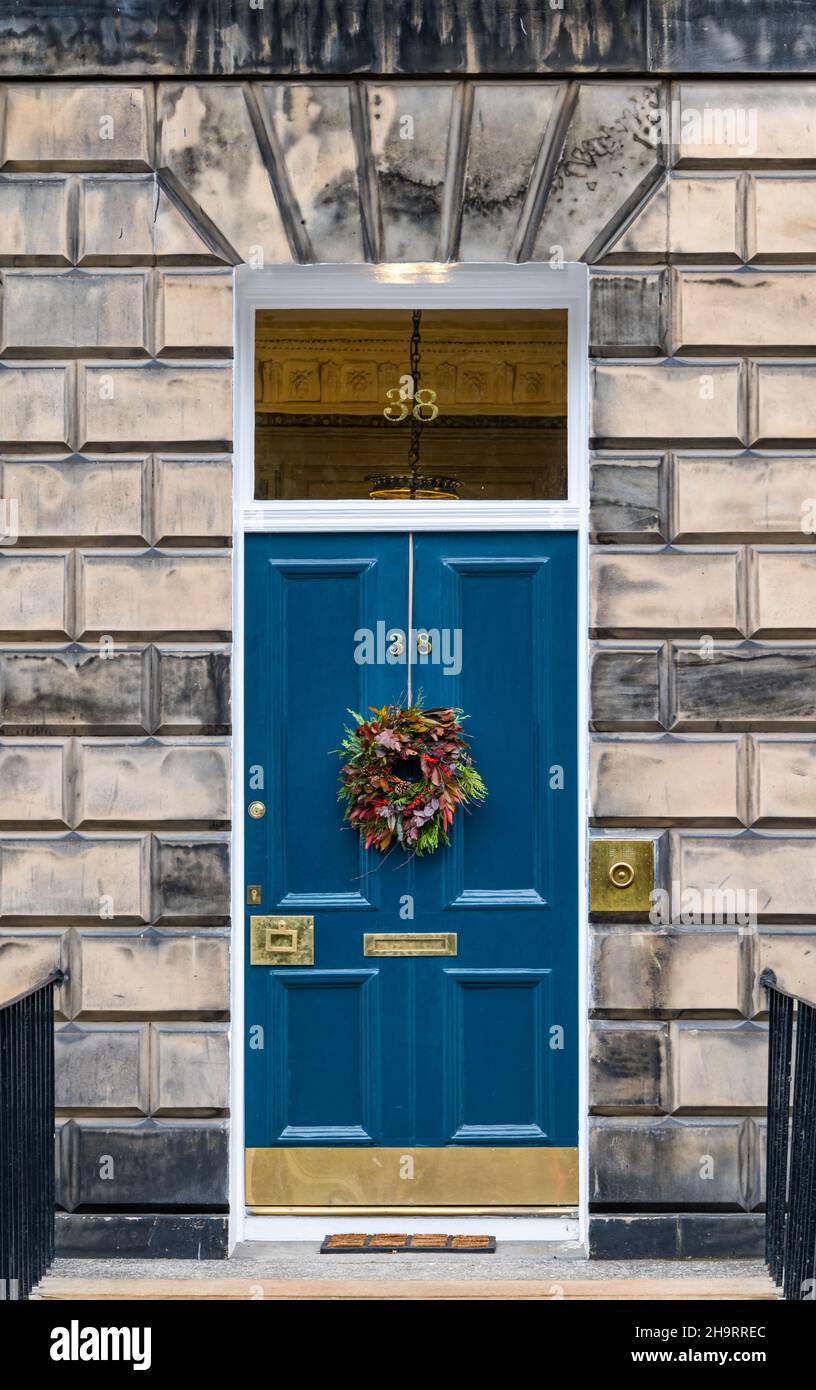 Maison de ville géorgienne peinte en bleu avec couronne de Noël, Edinburgh New Town, Écosse, Royaume-Uni Banque D'Images