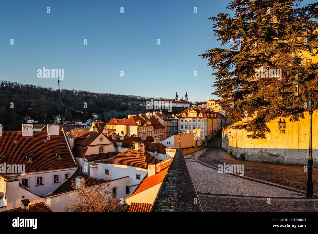 Vue sur le monastère de Strahov avec église de l'Assomption de la Sainte Vierge Marie le jour ensoleillé, panorama de Prague, République tchèque Banque D'Images