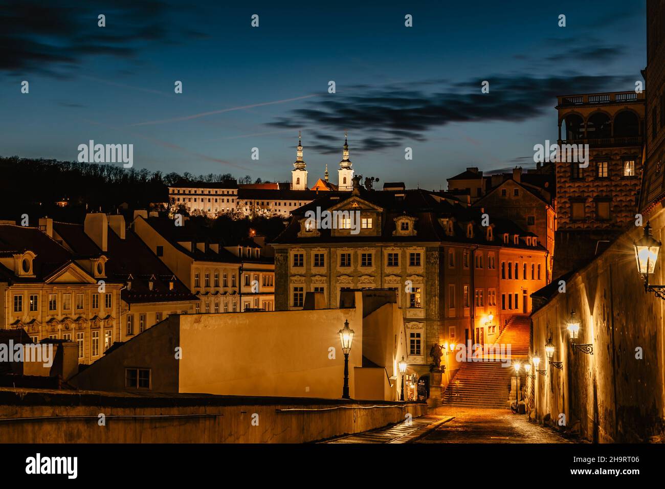 Vue sur le monastère de Strahov avec église de l'Assomption de la Sainte Vierge Marie après le coucher du soleil, panorama de la soirée de Prague, République tchèque. Calme romantique Banque D'Images