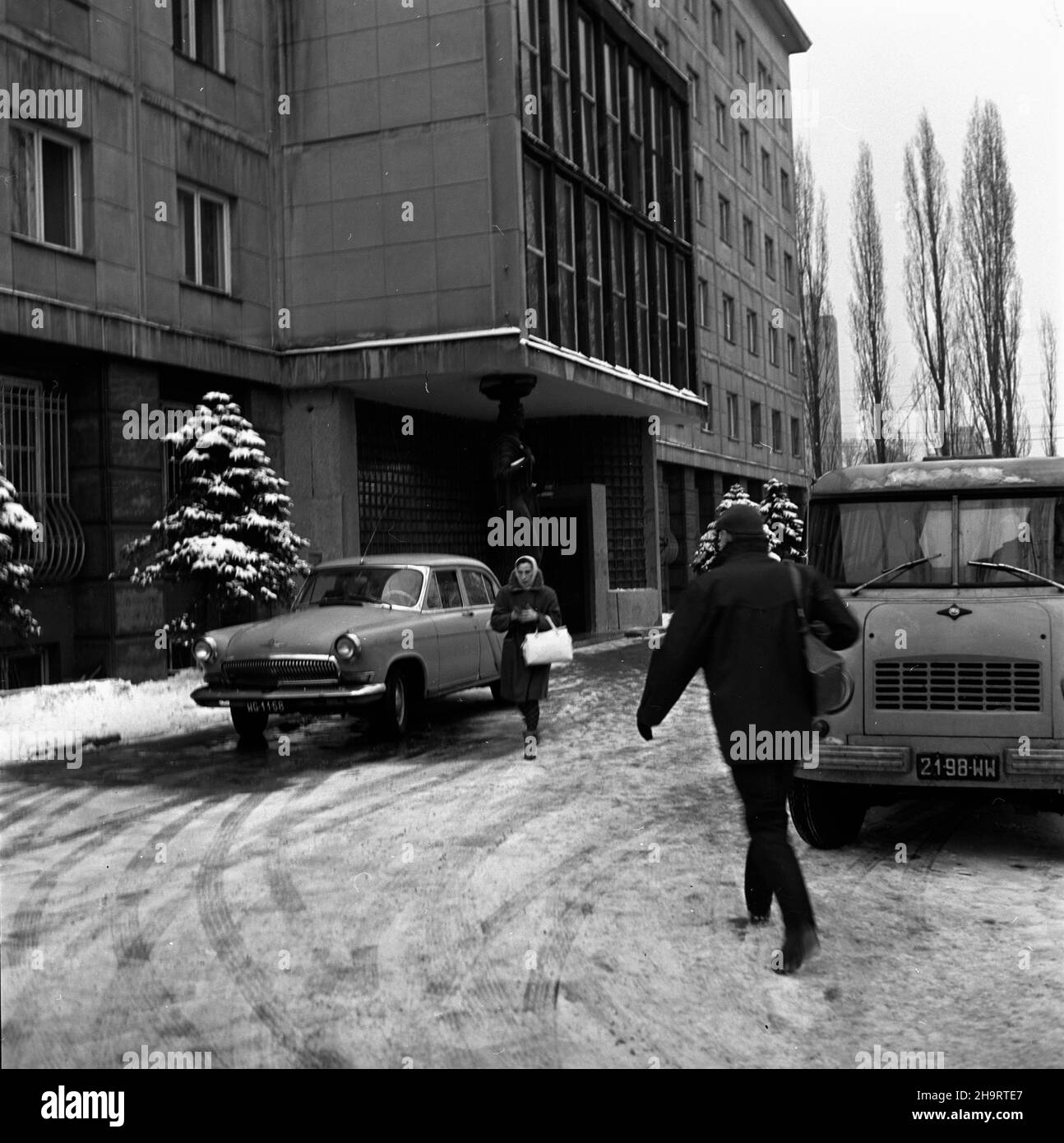 Varsovie, 1969-12.Urz¹d PATENTOWY W alei Niepodleg³oœci 188/192 dzia³a od 28 grudnia 1918 roku.W grudniu 1969 roku, po pó³ wieku istnienia, W magynach urzêdu znajdowa³o siê ponad 8 milionów posegregowanych opisów wynalazków z ca³ego œwiata.Na prze³omie lat 60 i 70-tych z terenu ca³ego kraju, œrednio co roku, rejestrowano ponad 5 tys. Projektów wynalazczych, une ponad 2,5 tysi¹ca z nich by³o opatentowanyi. Ad PAP/Henryk Rosiak Dok³adny dzieñ wydarzenia nustalony.Varsovie, décembre 1969.Le Bureau des brevets, situé au 188, avenue Niepodleglosci, a fonctionné à partir de décembre 28.1918. En décembre 1969, après 50 ans Banque D'Images