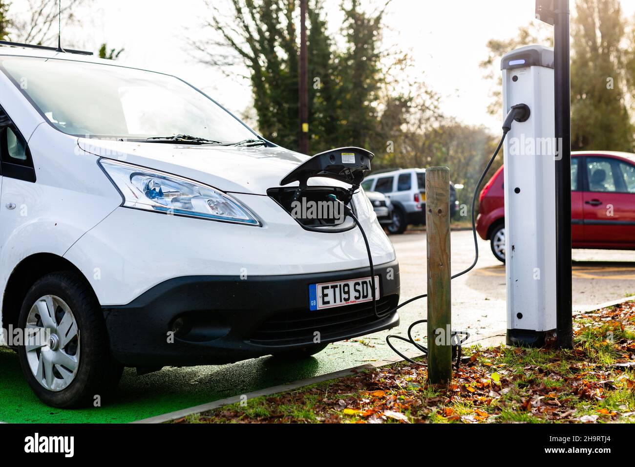 Woodbridge Suffolk Royaume-Uni novembre 28 2021: Nissan E-NV200 charge de minibus électrique à la station de charge enfichable dans un parking public à Suffolk, Royaume-Uni Banque D'Images