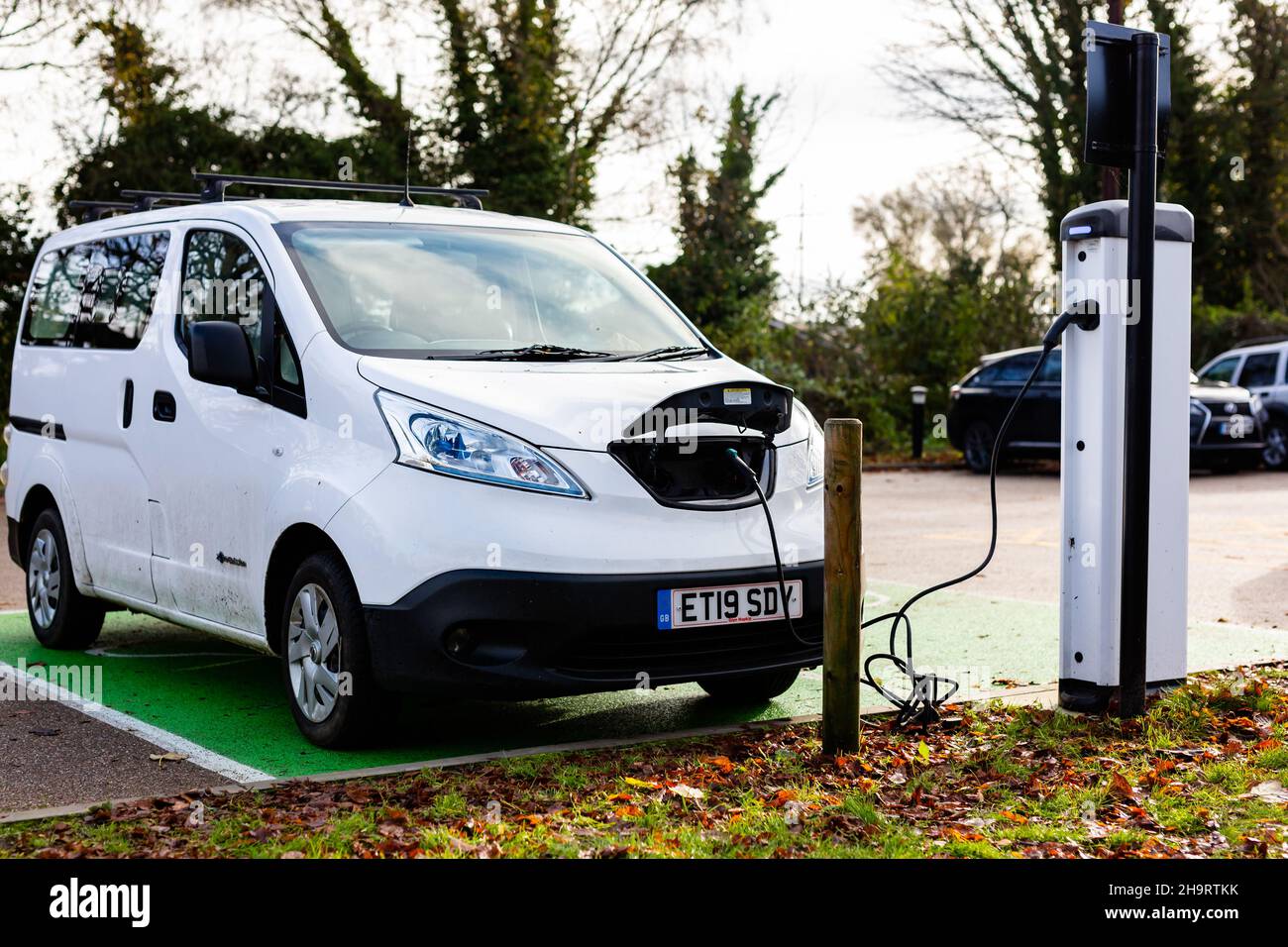 Woodbridge Suffolk Royaume-Uni novembre 28 2021: Nissan E-NV200 charge de minibus électrique à la station de charge enfichable dans un parking public à Suffolk, Royaume-Uni Banque D'Images