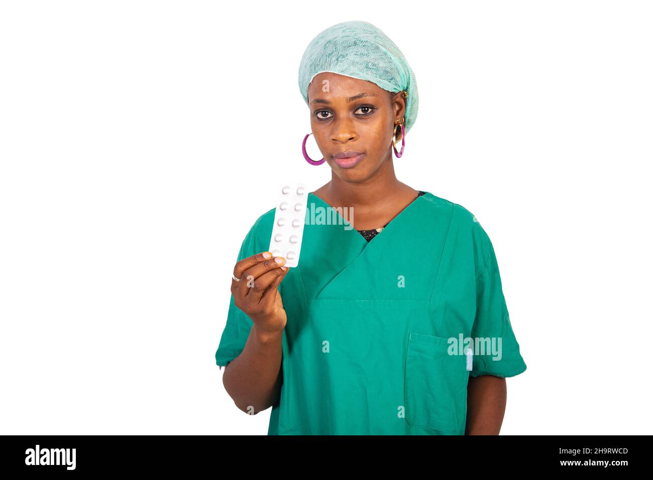 belle jeune femme médecin en tenue uniforme et regardant les pilules à  l'hôpital Photo Stock - Alamy