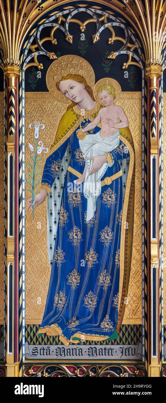 Église Saint-Jean-Baptiste, Lound, Suffolk, Angleterre, Royaume-Uni écran de rod doré peint par Ninian Comper c 1914 Vierge Marie avec bébé Jésus Banque D'Images