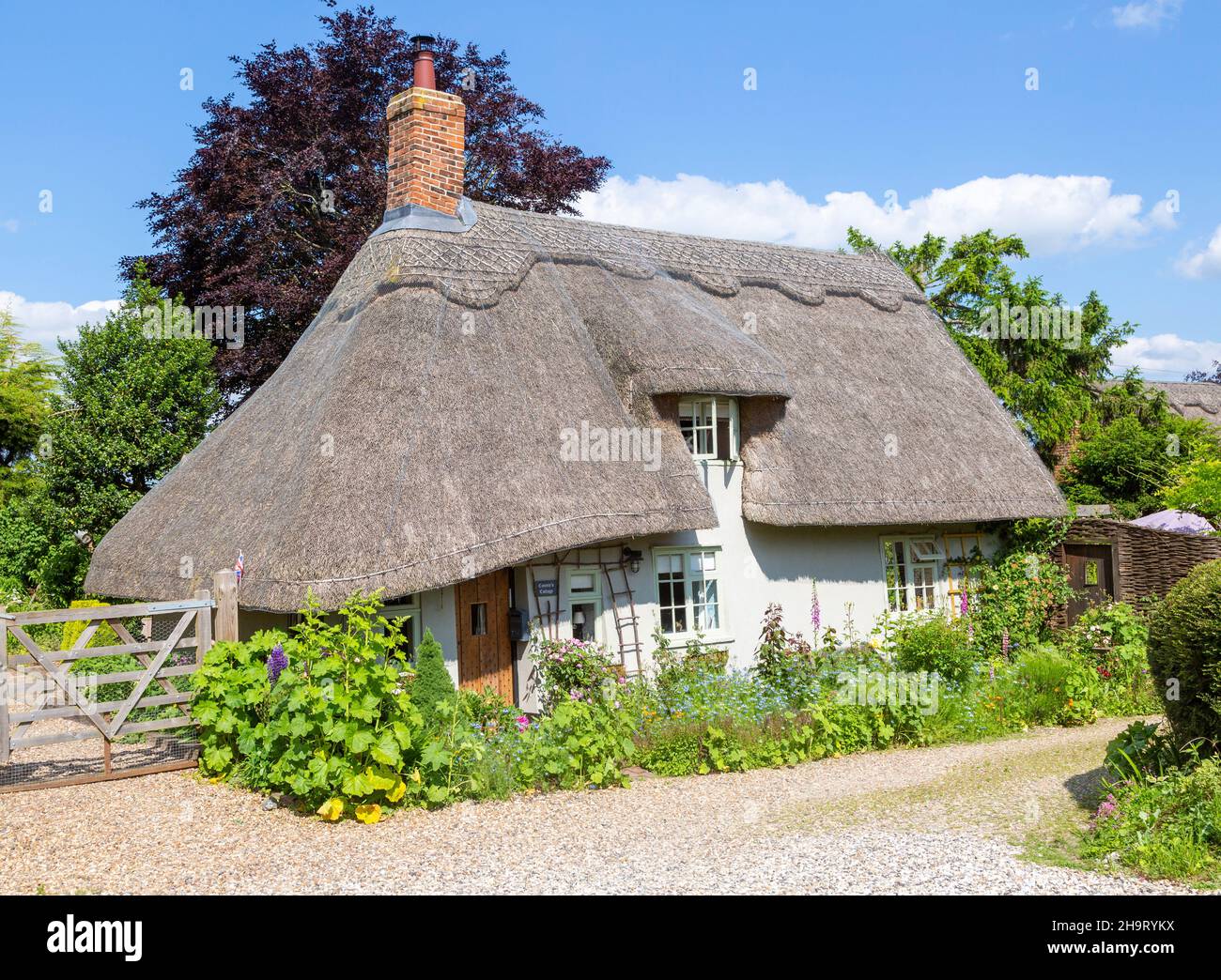 Jolie maison de campagne historique au toit de chaume dans le village de Whatfield, Suffolk, Angleterre, Royaume-Uni Banque D'Images