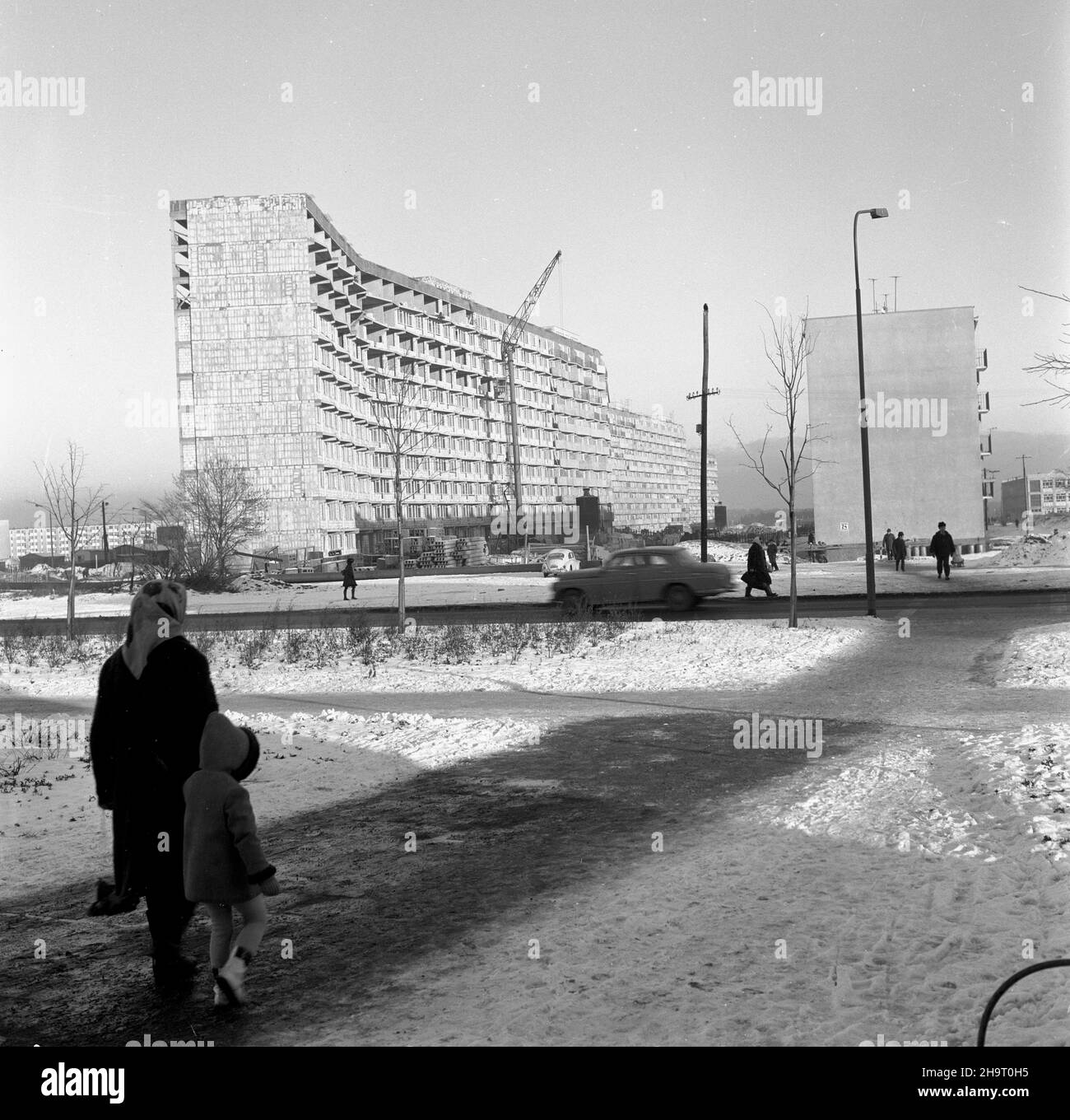 Gdañsk, 1969-12-07.W Gdañsku-Oliwie, na najwiêkszym osiedlu mieszkaniowym Przymorze, powstaj¹ nowe, wielkie bloki mieszkalne - falowce, o d³ugoœci 100, 200 lub 400 metrów.W najwiêkszych, 10-cio piêtrowych falowcach, które budowane s¹ segmentami, bêdzie 1200 mieszkañ i zamieszka W nich prawie 4500 osób.NZ. przy ulicy Lumumby trwa ostatni etap budowy wielkiego falowca o d³ugoœci 450 metrów. mta PAP/Janusz UklejewskiGdansk, 7 décembre 1969.De nouveaux grands blocs d'appartements sont en cours de construction dans le plus grand domaine d'habitation Przymorze à Gdansk-Oliwa, de 100, 200 ou 400 mètres de long.Le plus grand, 10 étages b Banque D'Images