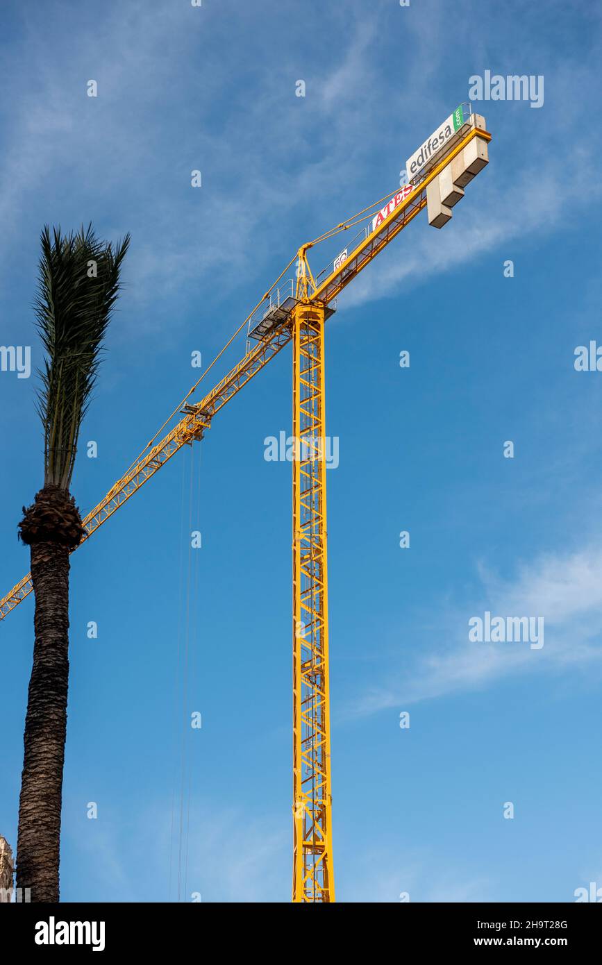 Grue à tour jaune contre un ciel bleu Banque D'Images