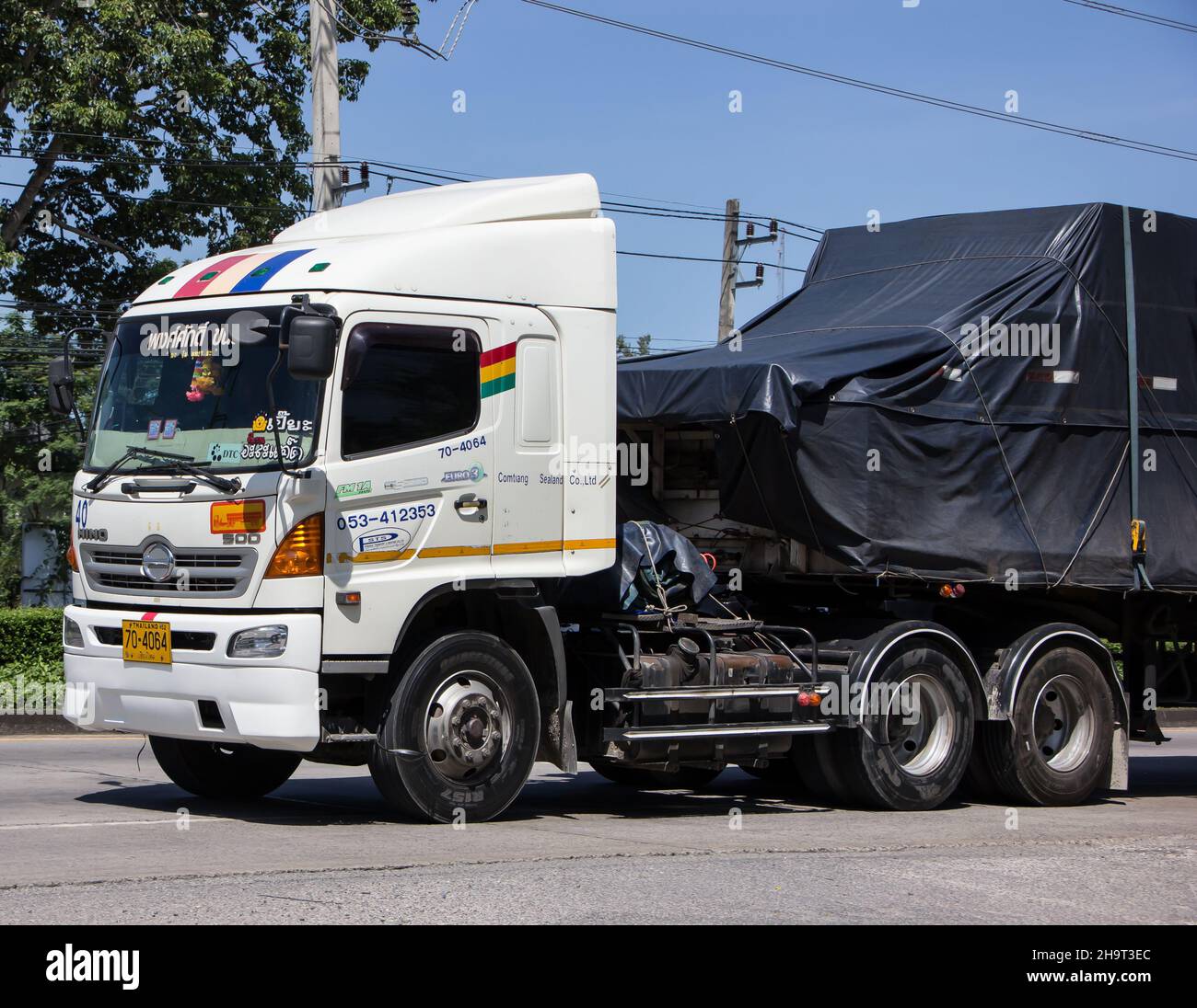 Chiangmai, Thaïlande - octobre 6 2021 : camion-remorque à conteneurs de la PongSak transport Company.Photo sur la route n°1001 à environ 8 km du centre ville, Banque D'Images