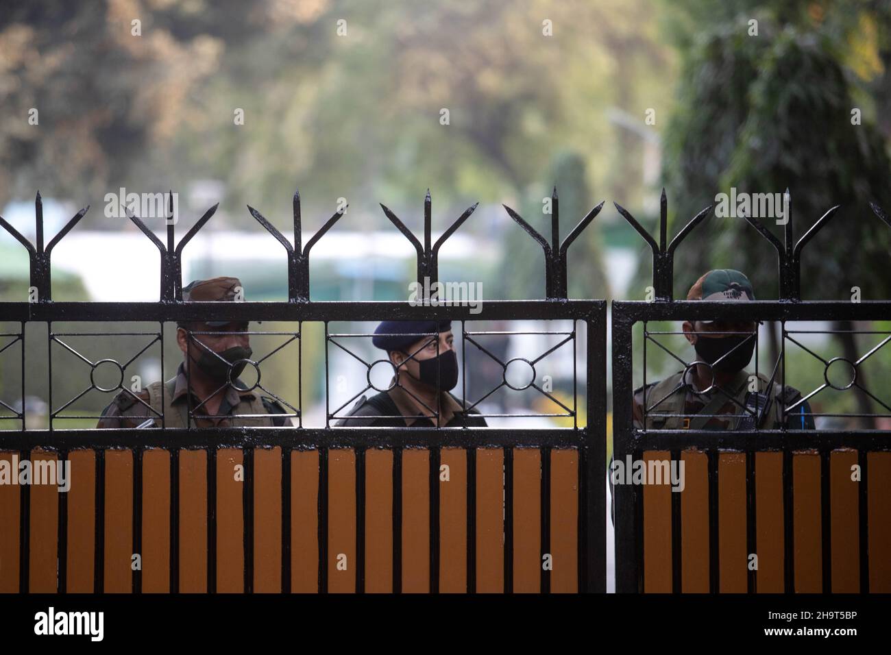 New Delhi, New Delhi, Inde.8th décembre 2021.Le personnel de sécurité se trouve à l'extérieur de la porte d'entrée de la maison du chef de la Défense, le général Bipin Rarat, à New Delhi.Le général Bipin Rawat, son épouse Madhulika Rawat et 11 autres membres du personnel sont morts après l'accident du broyeur de l'armée de l'air indienne qu'ils voyageaient près de Coonor, près de Tamil Nadu, en Inde, le 08 décembre 2021.(Credit image: © Vijay Pandey/ZUMA Press Wire) Credit: ZUMA Press, Inc./Alamy Live News Banque D'Images