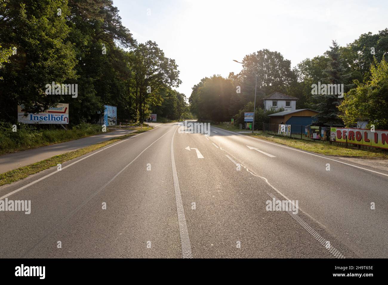 La route de B111 à Zempin de Zinnowitz à Koserow en été Banque D'Images