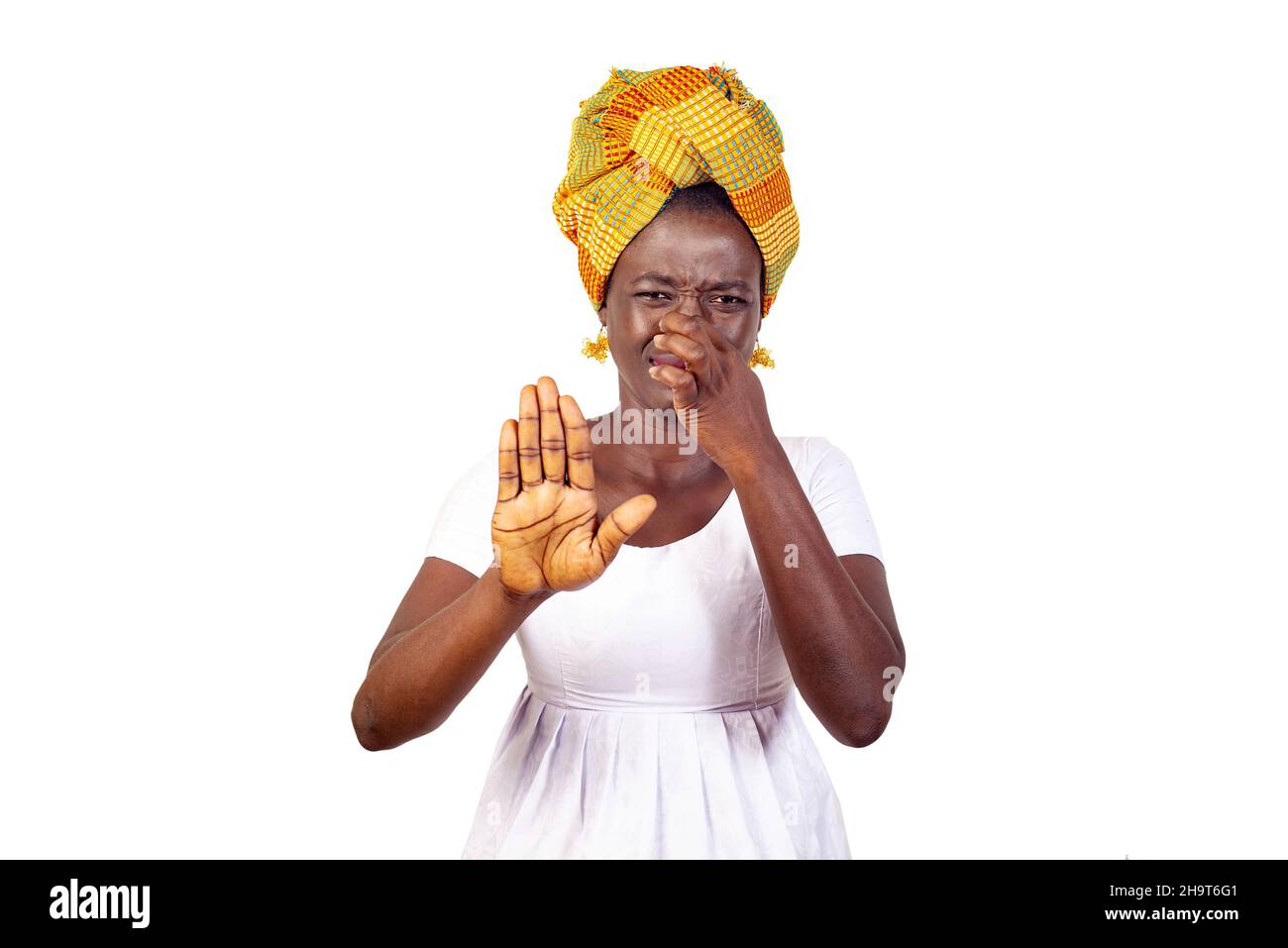 belle jeune femme portant un foulard sur sa tête, en tenant sa respiration  avec ses doigts sur son nez, en gestant pour arrêter l'odeur laiteuse Photo  Stock - Alamy