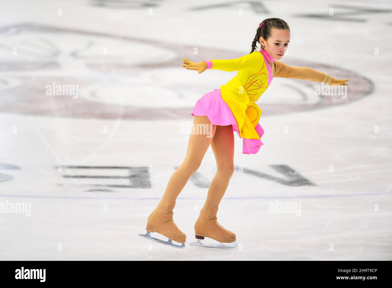 Petite fille patinage artistique sur glace à l'intérieur Banque D'Images