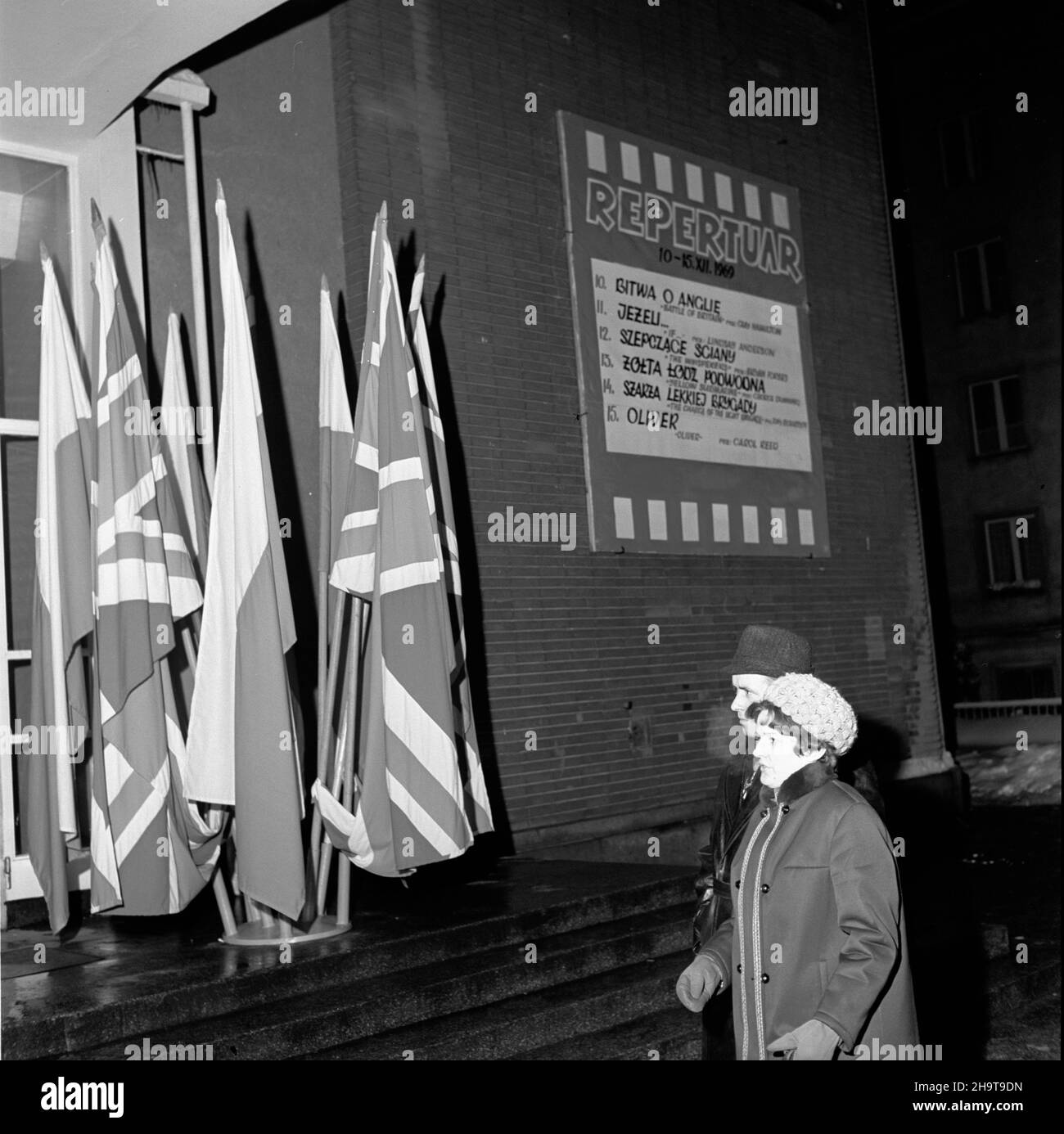 Varsovie, 1969-12-09.Première W kinie Skarpa filmu Bitwa o Angliê, wyœwietlanego W ramach Tygodnia Filmów Angielskich.Przybyli m.in. Re¿yser Lindsay Anderson, Susannah York, John Box oraz przewodnicz¹cy Zrzeszenia Producentów Filmowych Alexander Filson.wejœcie do kina Skarpa, afisz z repertuarem przegl¹du. kw PAP/Henryk RosiakVarsovie, le 9 décembre 1969.Première de la bataille d'Angleterre au cinéma Skarpa dans le cadre de la semaine du film britannique.Étaient présents le réalisateur Lindsay Anderson, Susannah York, John Box et le président de la film Producer Association Alexander Filson.Image Banque D'Images