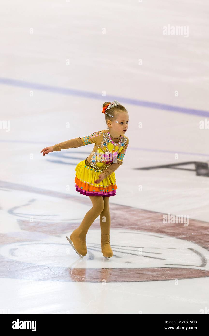 Petite fille patinage artistique sur glace à l'intérieur Banque D'Images