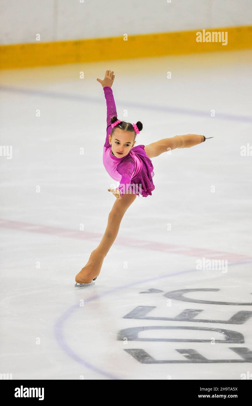 Petite fille patinage artistique sur glace à l'intérieur Banque D'Images