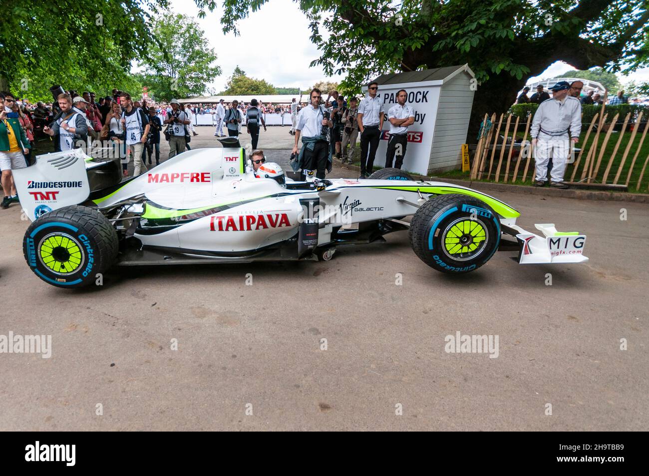 Brawn BGP 001 Formule 1, voiture de course Grand Prix quittant la zone d'assemblage pour l'ascension de la colline au Goodwood Festival of Speed, Royaume-Uni, 2016 Banque D'Images