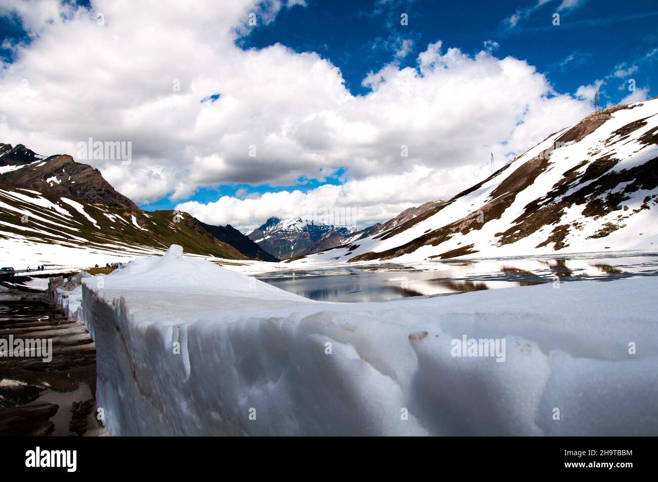 Jetez un coup d'œil au lac de montagne, lac d'hiver sur la montagne Banque D'Images