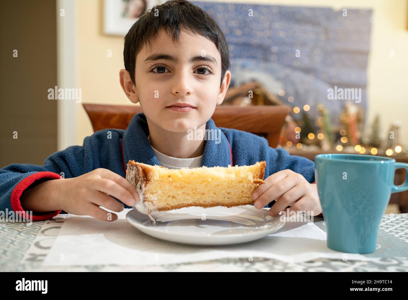 regardez un enfant au petit déjeuner le matin de noël Banque D'Images