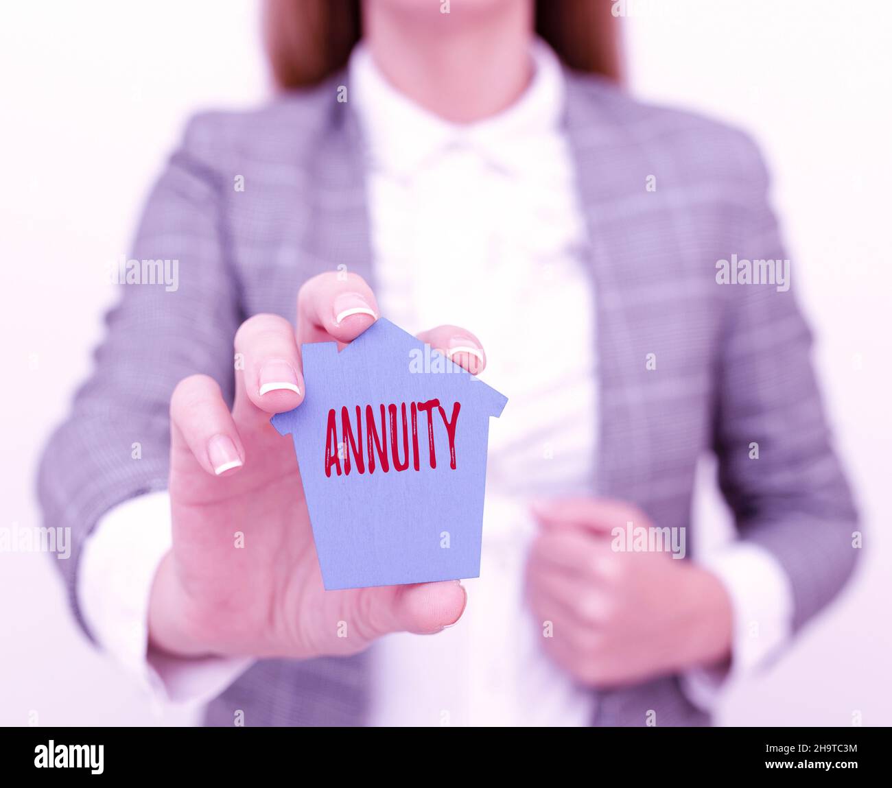 Écriture manuscrite.Approche d'affaires montant fixe de l'argent versé à quelqu'un chaque année série de paiements Une jeune dame Businesswoman holding Banque D'Images