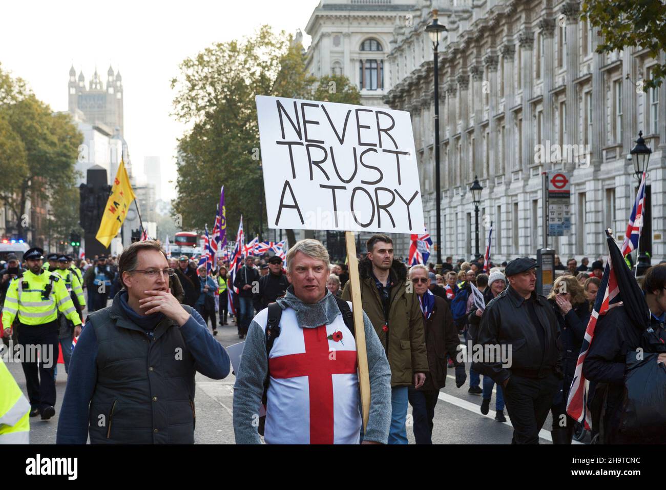 Londres Political Protest UK: Les mensonges conservateurs, les coupes des conservateurs, ne jamais faire confiance à un conservateur. La politique conservatrice. Politique Royaume-Uni. Démonstration de Tories Out. Banque D'Images