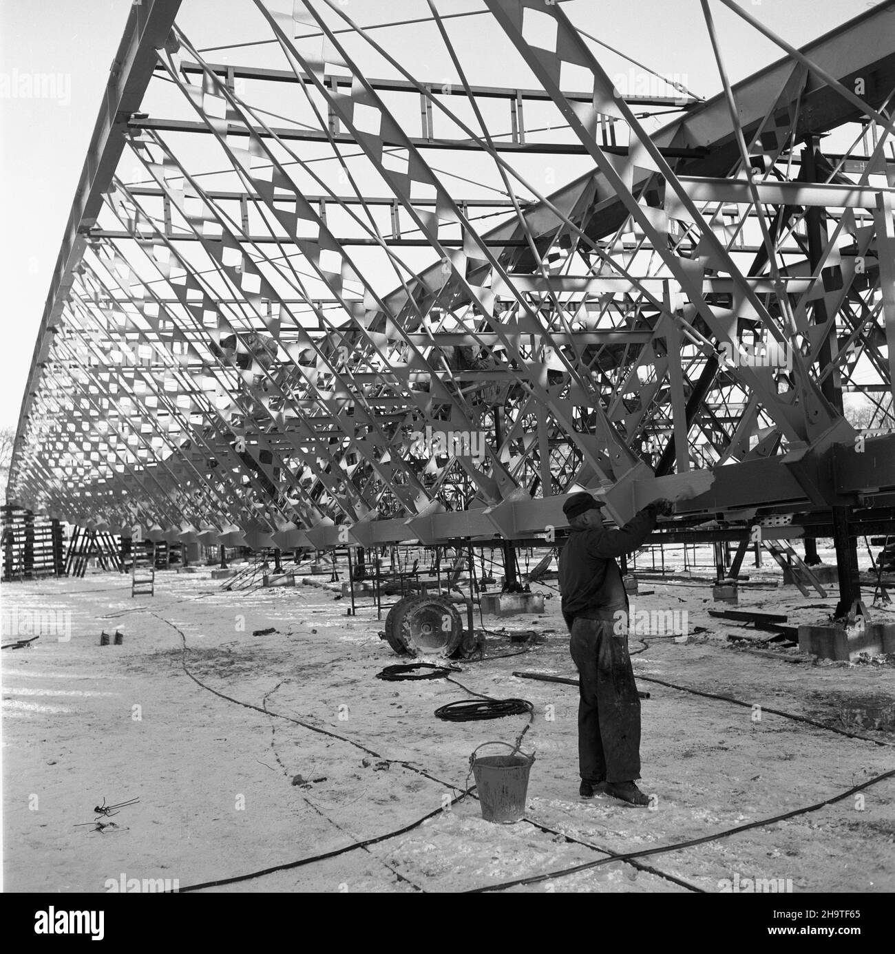 Gdañsk, 1969-12-07.W Gdañsku - Oliwie powstaje nowy obiekt sportowy - hala sportowo - widowiskowa i sztuczne lodowisko Olivia.Obiekt buduje Gdañskie Przedsiêbiorstwo Budownictwa Przemys³owego, un konstrukcje stalowe dachu wykonuje Mostostal.Kryta hala pomieœci 7500 widzów.Hala Olivia i budowane obok, odkryte sztuczne lodowisko - zostan¹ oddane do u¿ytku W roku 1971.NZ. Konserwacja stalowych konstrukcji dachu przed ich monta¿em W budowanej hali Olivia. mta PAP/Janusz UklejewskiGdansk, 7 décembre 1969.Une nouvelle salle de sport et de divertissement ainsi qu'un anneau de glace sont en cours de construction à Gdansk - Oliw Banque D'Images