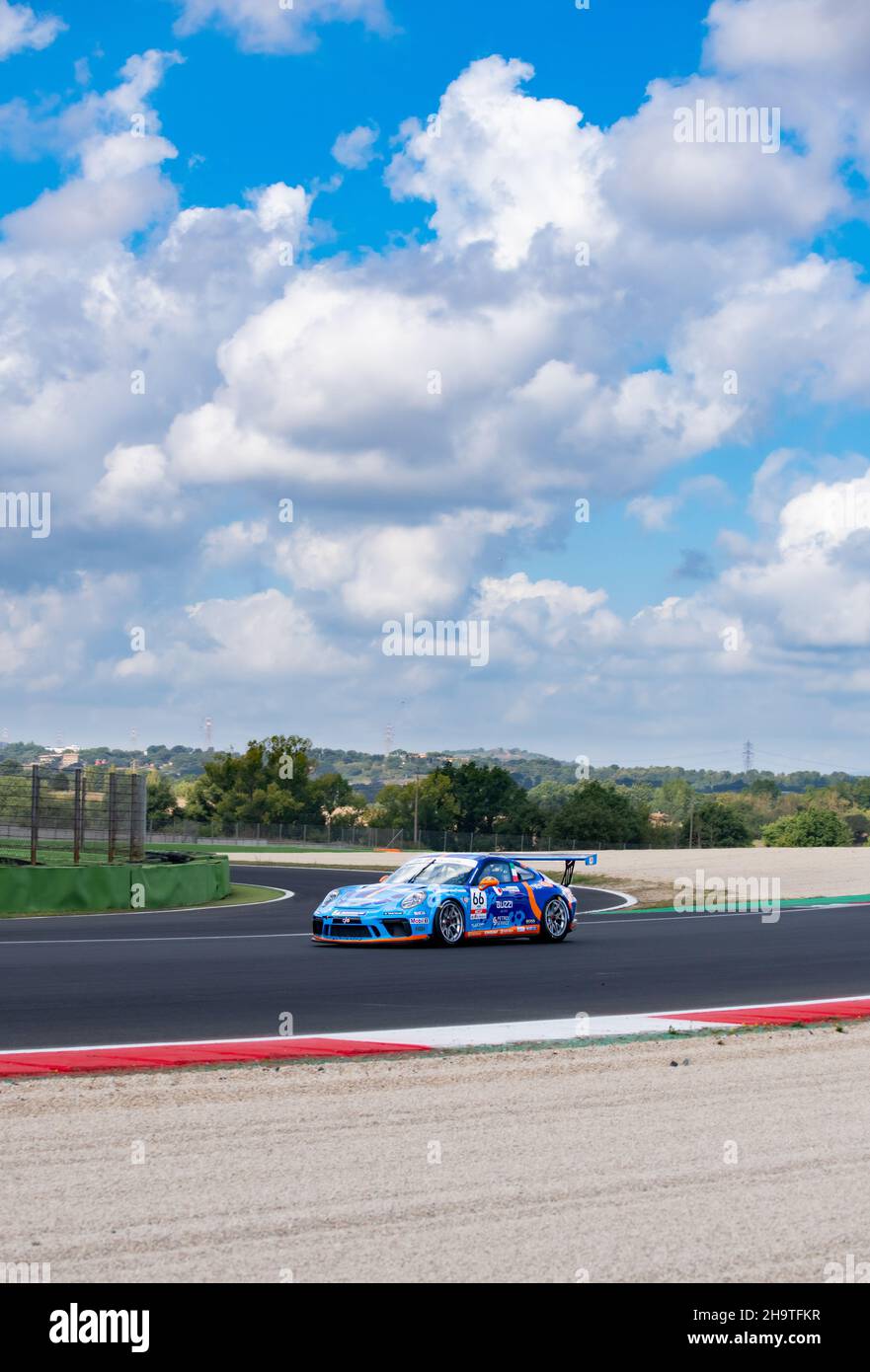 Vallelunga, italie septembre 18th 2021 ACI Racing Weekend.Porsche Carrera vitesse de voiture de course sur circuit d'asphalte copier l'espace sur le ciel bleu panoramique wi Banque D'Images