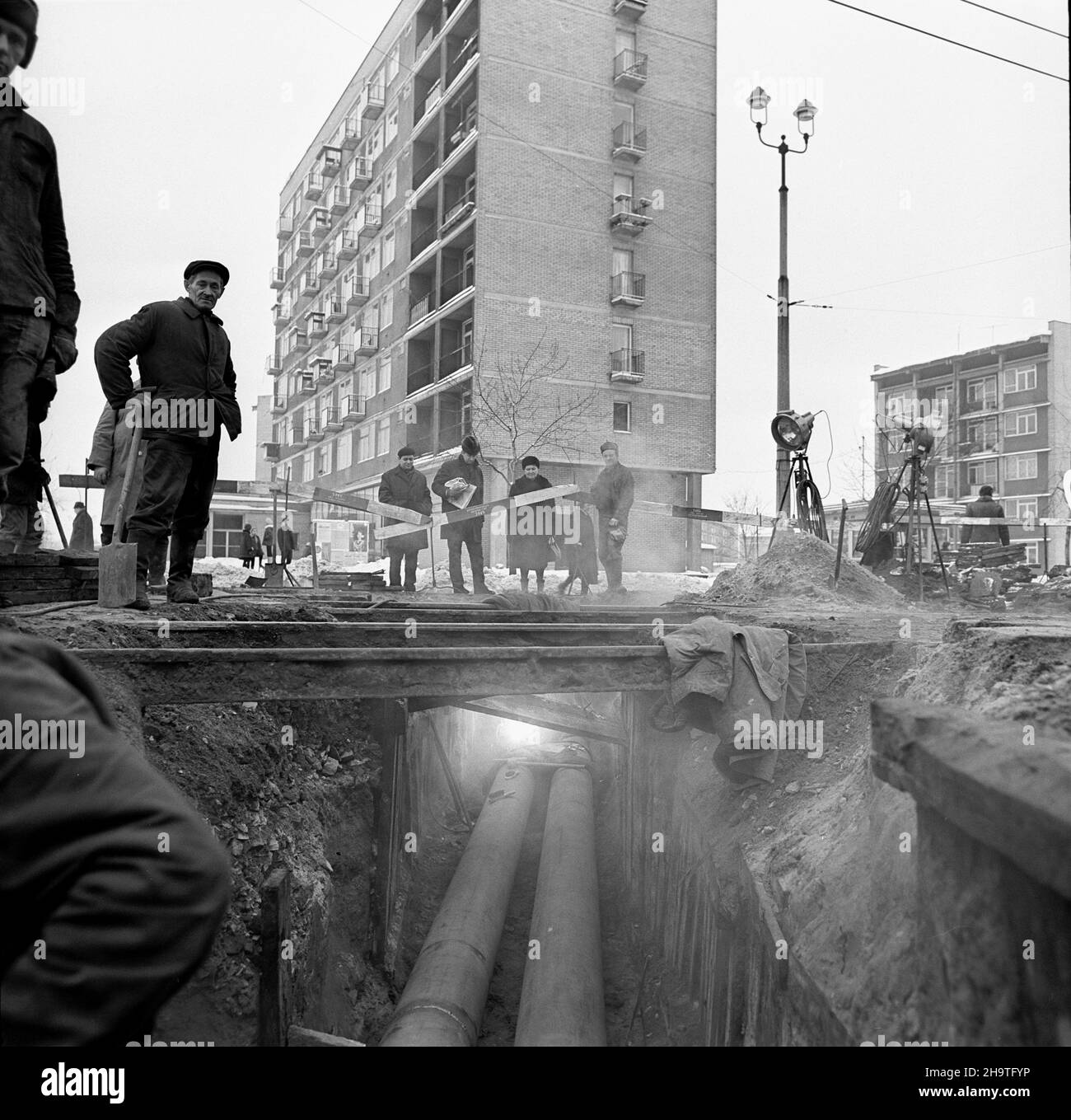 Varsovie, 1969-12-08.6 grudnia pêk³ przewód ciep³owniczy na ul.Sto³ecznej.Ekipa Sto³ecznego Przedsiêbiorstwa Energetyki Cieplnej usuwa³a awariê przez dwa dni.Dopiero 8 Grudnia rurami pop³ynê³a gor¹ca woda.NZ. Ekipa SPEC usuwa awariê przewodów ciep³owniczych. pw PAP/Stanis³aw D¹browieckiVarsovie, le 8 décembre 1969.Un tuyau de chauffage s'est effondré sur la rue Stoleczna le 6 décembre.Il a fallu deux jours à l'équipe de la centrale de Varsovie (SPEC) pour éliminer la panne.L'eau chaude a été activée le 8 décembre.Photo : l'équipe du SPEC au travail. pw PAP/Stanislaw Dabrowiecki Banque D'Images